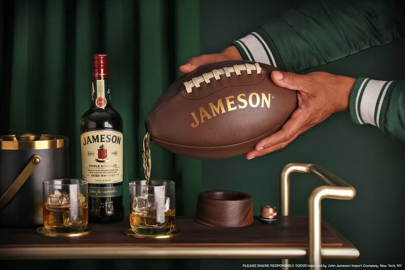 Jameson выпустил флягу в виде мяча для регби. Лимитированная коллекция поступит в продажу с 25 сентября.
Идеально, чтобы хранить там виски. | Сетка — социальная сеть от hh.ru