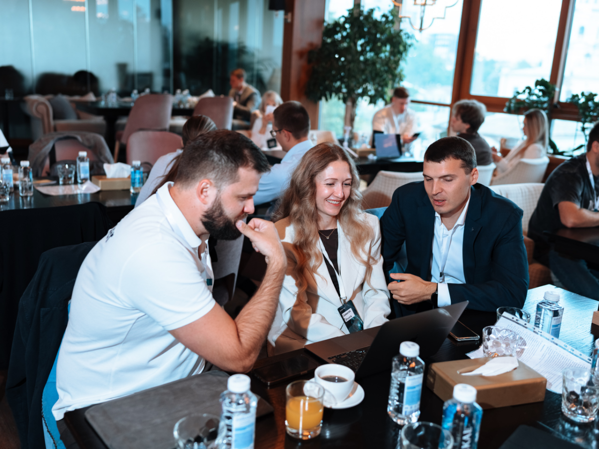 Состоялся финал бизнес-акселератора по цифровой трансформации в Крыму! 🚀  
Наша команда экспертов продолжает покорять новые вершины! На этот раз специалисты отдела программных разработок и поддержки б... | Сетка — социальная сеть от hh.ru