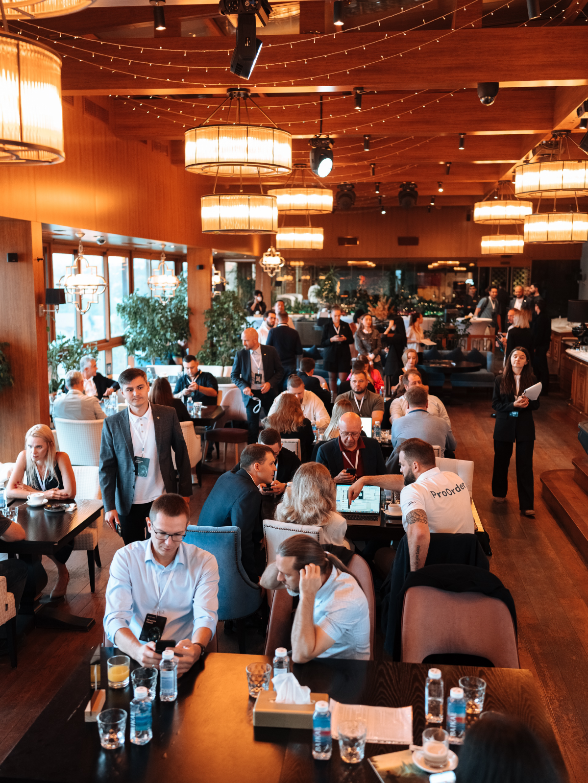 Состоялся финал бизнес-акселератора по цифровой трансформации в Крыму! 🚀  
Наша команда экспертов продолжает покорять новые вершины! На этот раз специалисты отдела программных разработок и поддержки б... | Сетка — социальная сеть от hh.ru