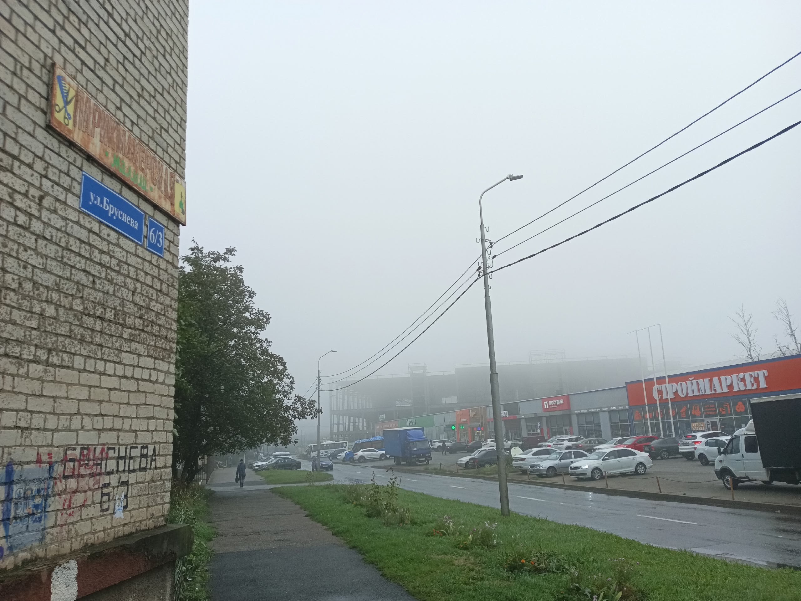 От подписчика: Вот не зря говорят, что Север на горе находится. На районе туман. Верхние этажи домов закрывает
Хотя даже в центре тумана нет
📲 Что-то на Ставропольском в MAX | Сетка — социальная сеть от hh.ru