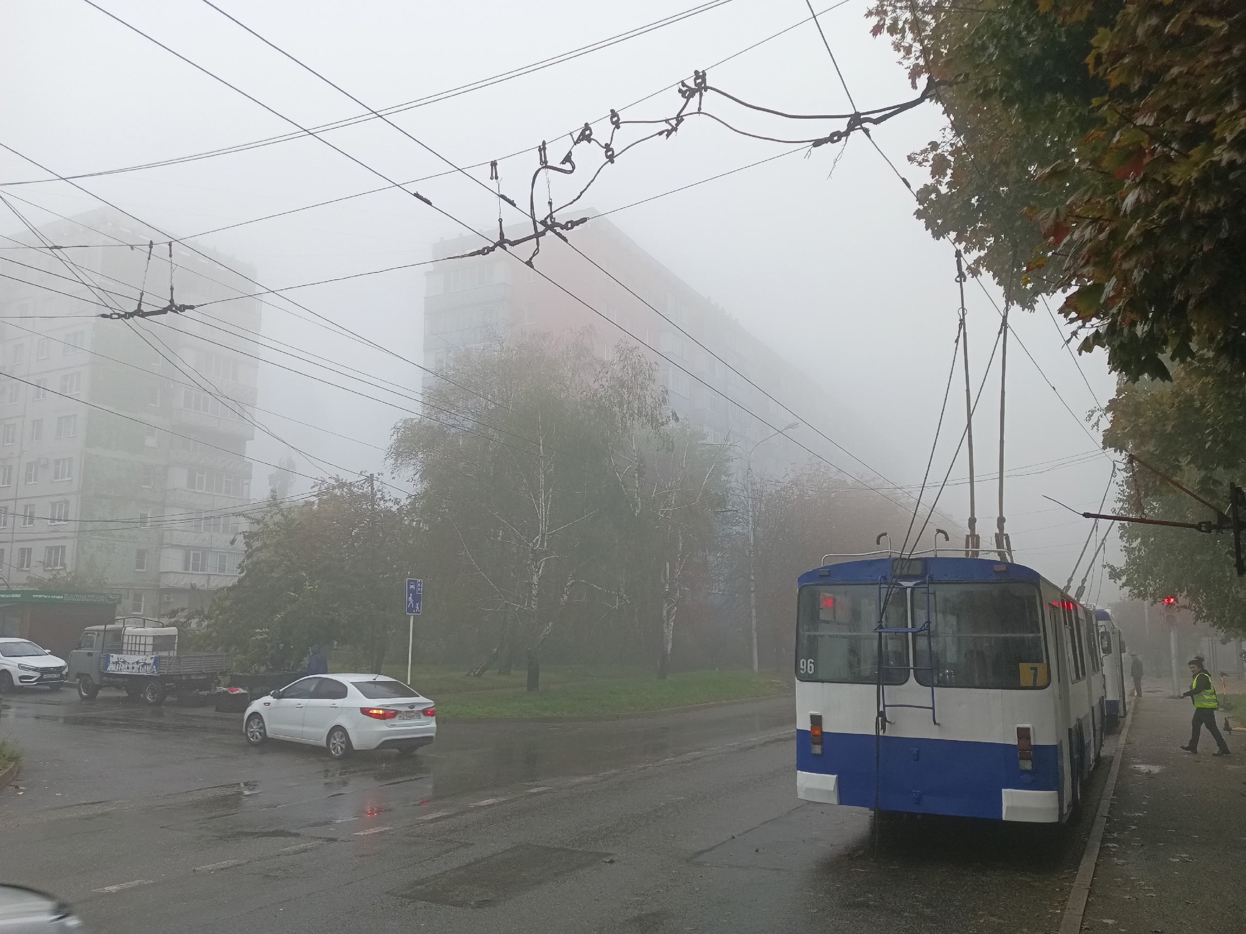 От подписчика: Вот не зря говорят, что Север на горе находится. На районе туман. Верхние этажи домов закрывает
Хотя даже в центре тумана нет
📲 Что-то на Ставропольском в MAX | Сетка — социальная сеть от hh.ru
