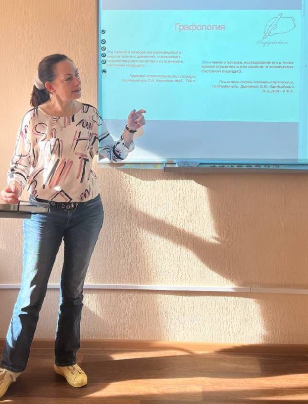 🔠🔠🔠🔠🔠🔠🔠🔠🔠 = строчки вниз?
📌 В прошлых постах я уже разобрала:
Миф №1 👉 «Мой почерк ужасен»
Миф №2 👉 «У меня несколько почерков»
Миф №3 👉 «Я не могу его изменить, я так пишу»
🔎 Миф №4 | Сетка — социальная сеть от hh.ru