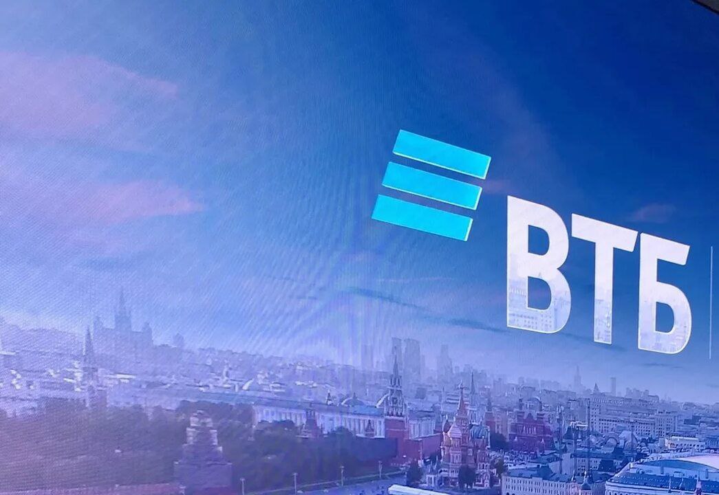 ВТБ с 1 октября 2025 года снижает ставки по накопительному счёту с начислением процентов на ежедневный остаток на 1 процентый пункт.
Информация об этом отражена на сайте банка в тарифах | Сетка — социальная сеть от hh.ru