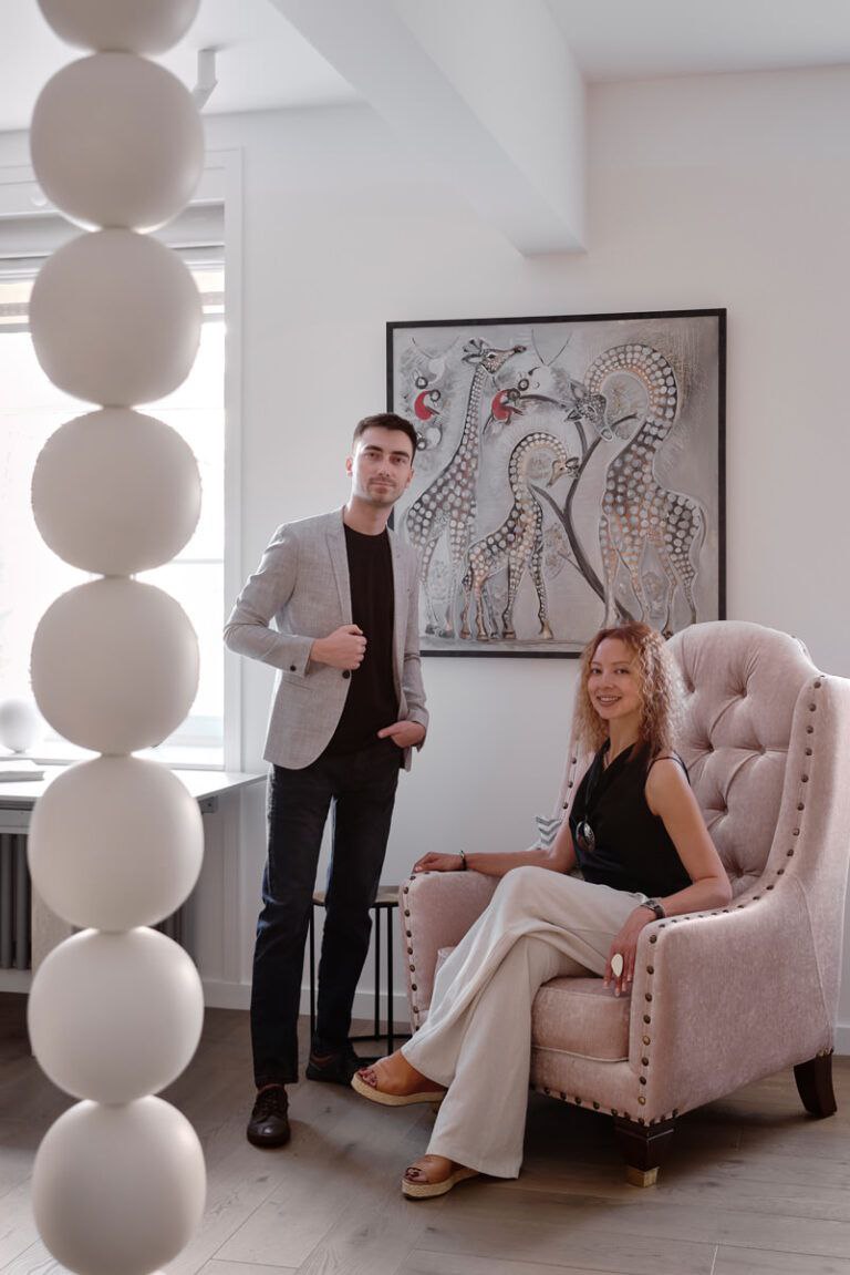 Архитекторы Ирина Фролочкина и Артём Ерыков и их студия ProID изготовили интерьер буквально ручной работы, где все вращается вокруг шариков.
Читайте на wajournal.ru.
Материалы печатного номера #WA05. | Сетка — социальная сеть от hh.ru