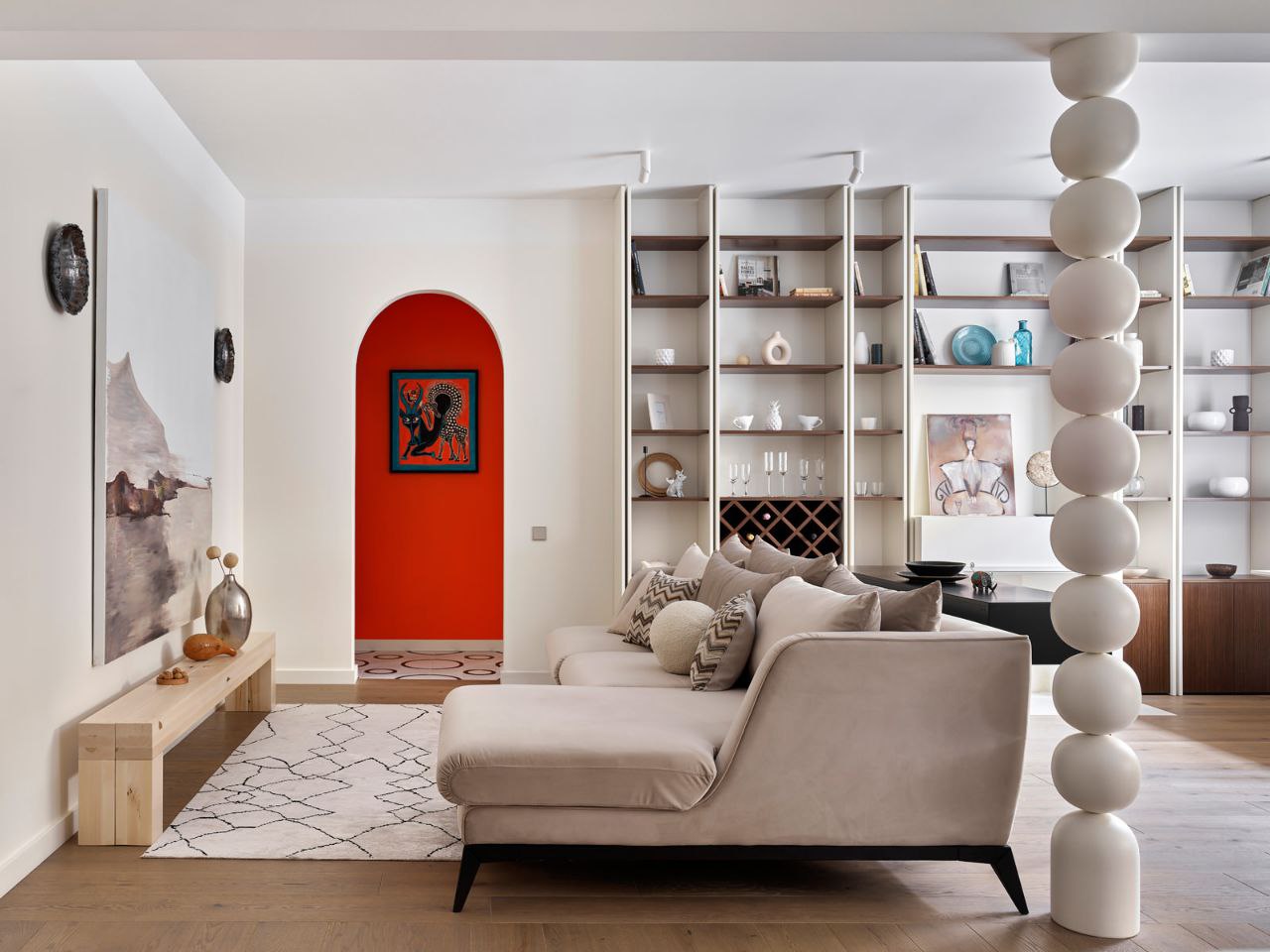 Архитекторы Ирина Фролочкина и Артём Ерыков и их студия ProID изготовили интерьер буквально ручной работы, где все вращается вокруг шариков.
Читайте на wajournal.ru.
Материалы печатного номера #WA05. | Сетка — социальная сеть от hh.ru