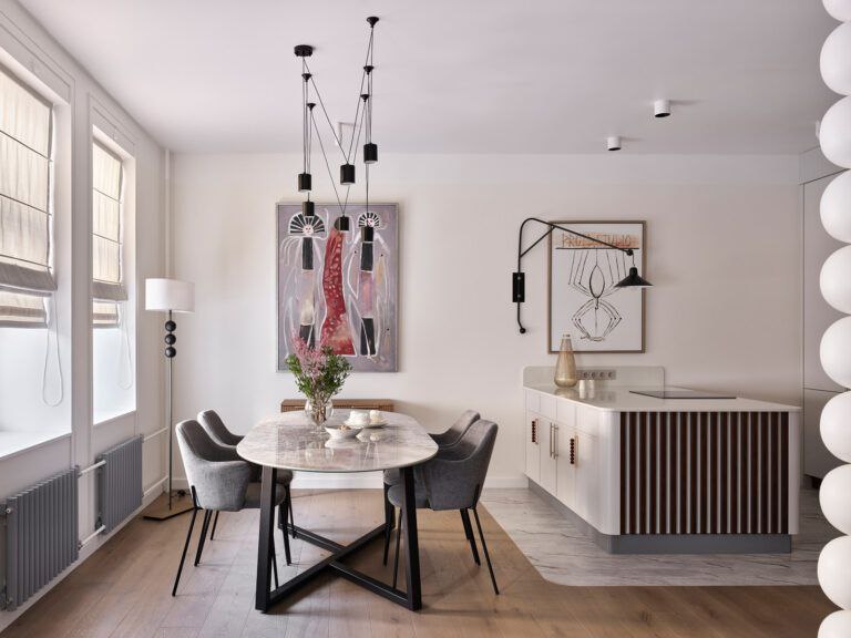 Архитекторы Ирина Фролочкина и Артём Ерыков и их студия ProID изготовили интерьер буквально ручной работы, где все вращается вокруг шариков.
Читайте на wajournal.ru.
Материалы печатного номера #WA05. | Сетка — социальная сеть от hh.ru