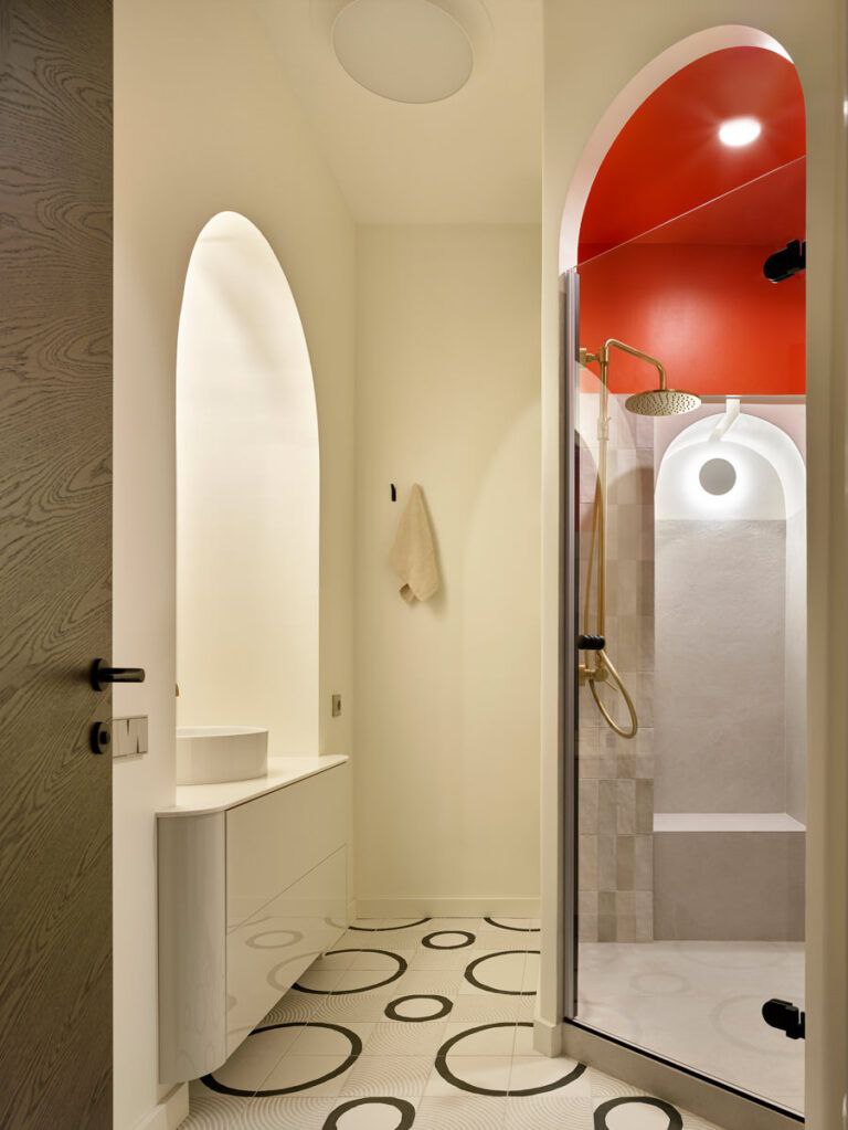 Архитекторы Ирина Фролочкина и Артём Ерыков и их студия ProID изготовили интерьер буквально ручной работы, где все вращается вокруг шариков.
Читайте на wajournal.ru.
Материалы печатного номера #WA05. | Сетка — социальная сеть от hh.ru