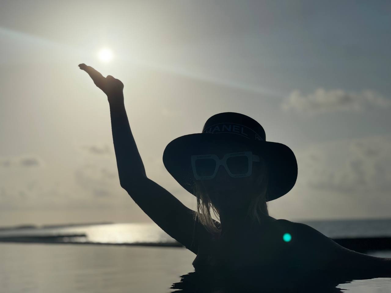 Солнце лечит лучше таблеток ☀️
Работа, офис, стекло и бетон - это новый образ жизни, в котором мы почти лишили себя солнца, а ведь именно оно мгновенно меняет химию мозга | Сетка — социальная сеть от hh.ru