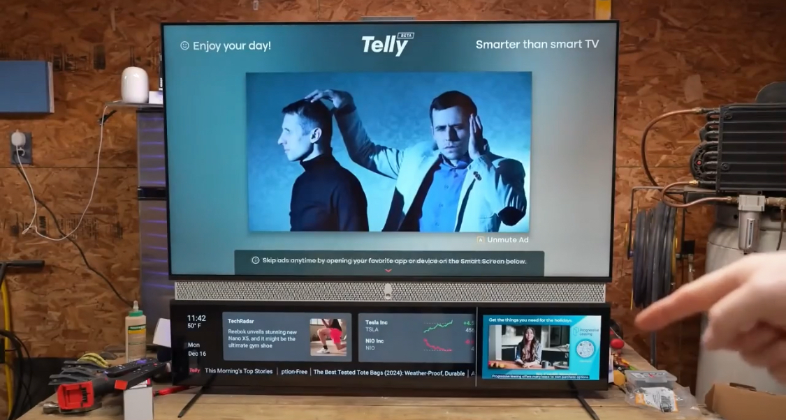 Американский стартап Telly раздает телевизоры совершенно бесплатно, но есть нюанс - в них встроен второй экран, на котором крутится реклама | Сетка — социальная сеть от hh.ru