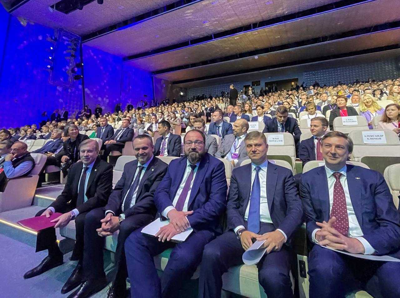 Атмосфера перед пленарным заседанием форума «Цифровая транспортация» 🤝
📸 Фото: Екатерина Масась | Сетка — социальная сеть от hh.ru