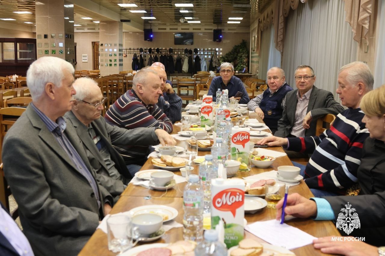 Временно исполняющий обязанности начальника ВНИИПО МЧС России Эдуард Идрисов встретился с ветеранами института в формате делового завтрака
На встрече обсудили самые разные рабочие и бытовые вопросы, а... | Сетка — социальная сеть от hh.ru