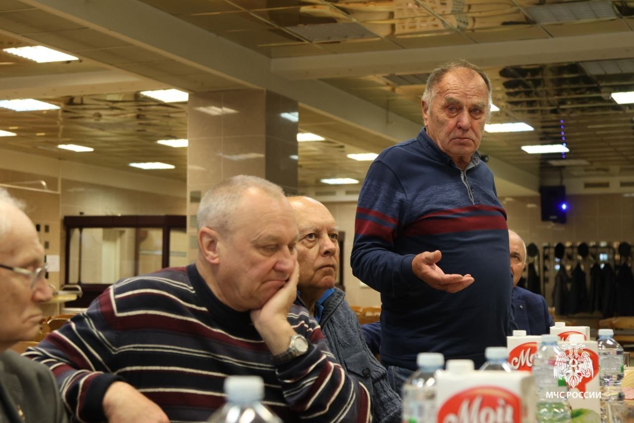 Временно исполняющий обязанности начальника ВНИИПО МЧС России Эдуард Идрисов встретился с ветеранами института в формате делового завтрака
На встрече обсудили самые разные рабочие и бытовые вопросы, а... | Сетка — социальная сеть от hh.ru