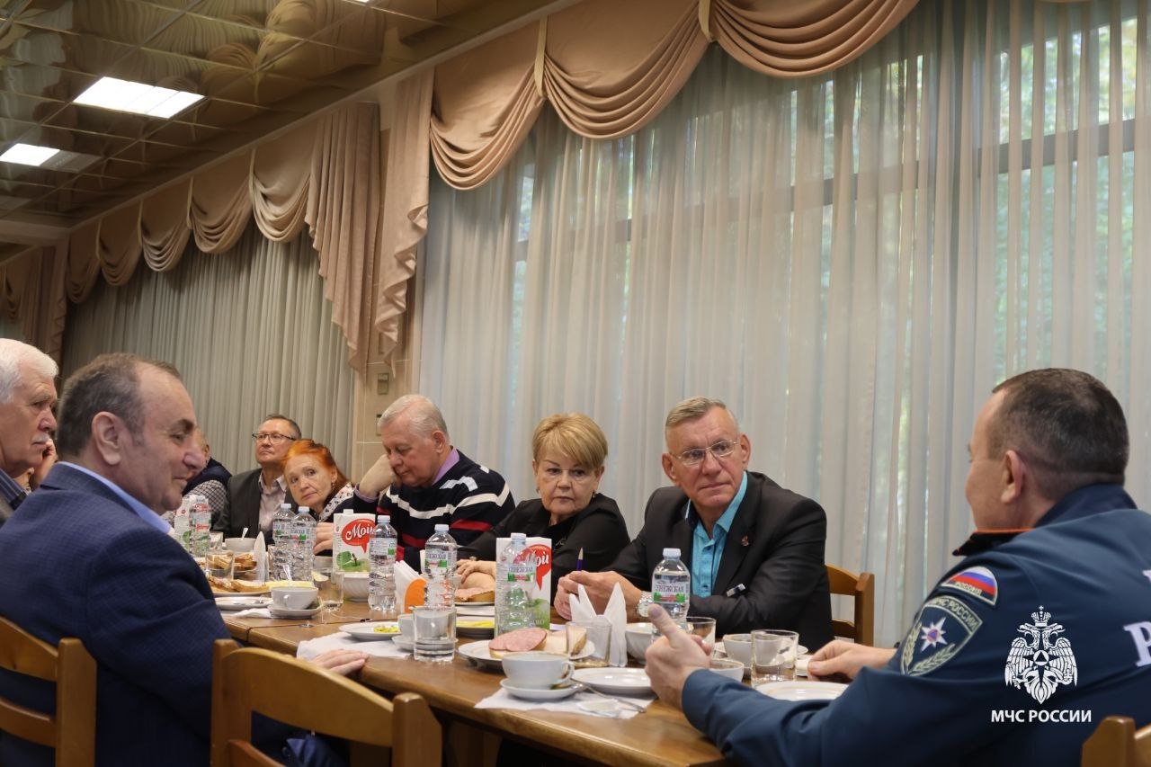 Временно исполняющий обязанности начальника ВНИИПО МЧС России Эдуард Идрисов встретился с ветеранами института в формате делового завтрака
На встрече обсудили самые разные рабочие и бытовые вопросы, а... | Сетка — социальная сеть от hh.ru