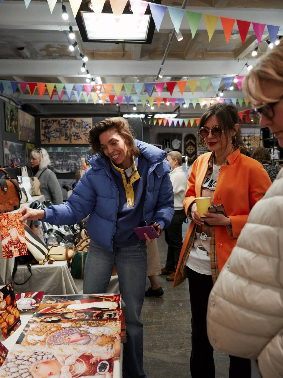 🛍️Ярмарка красивых вещей в ARTPLAY
3-4 октября 12:00–21:00
5 октября 12:00–19:30
На ярмарке «Жить Красиво» соберутся лучшие мастера handmade, коллекционеры винтажа и дизайнеры локальных брендов | Сетка — социальная сеть от hh.ru