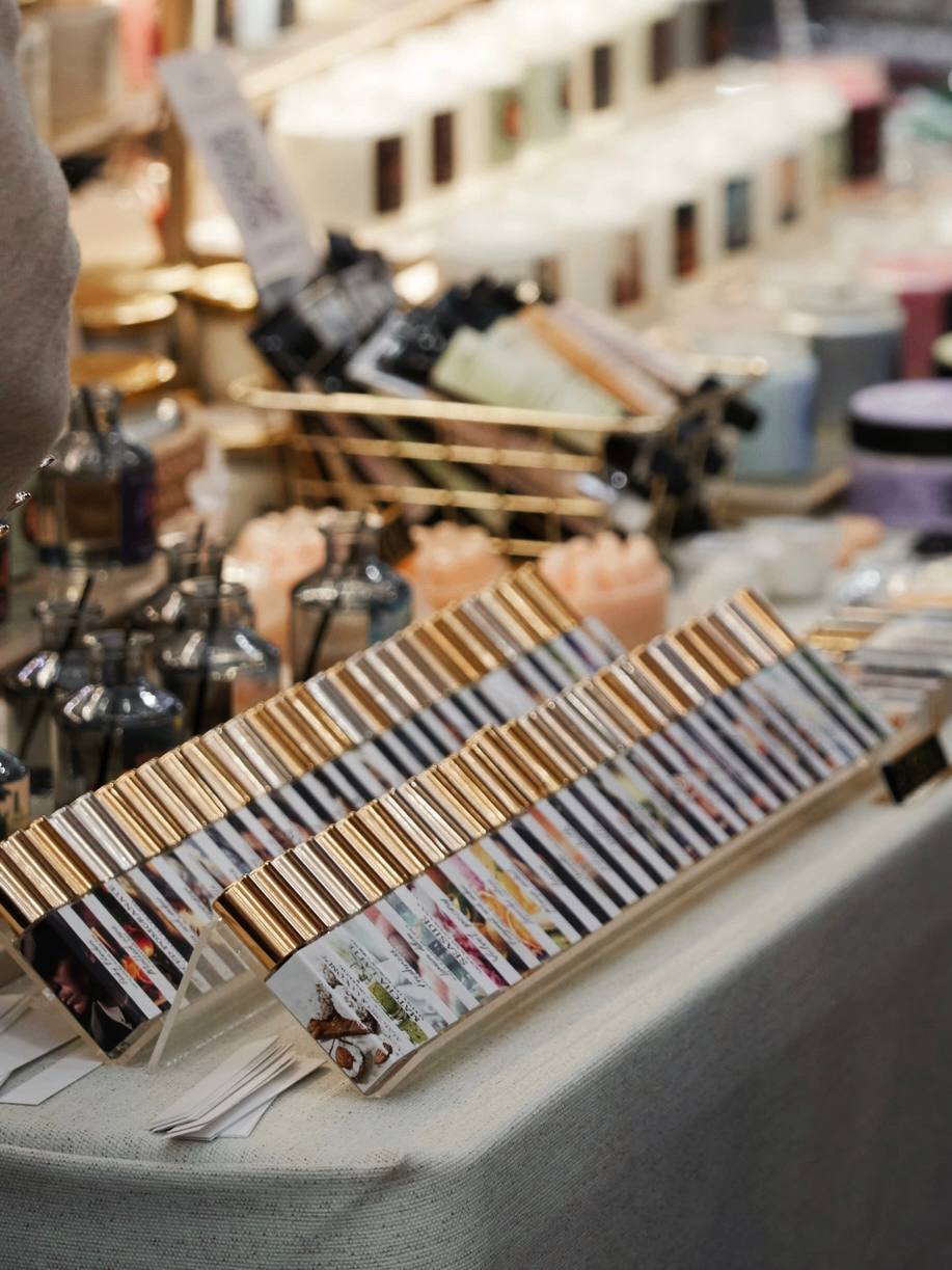 🛍️Ярмарка красивых вещей в ARTPLAY
3-4 октября 12:00–21:00
5 октября 12:00–19:30
На ярмарке «Жить Красиво» соберутся лучшие мастера handmade, коллекционеры винтажа и дизайнеры локальных брендов | Сетка — социальная сеть от hh.ru