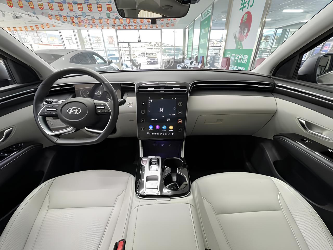 🚘 Hyundai Tucson L
Свежий кросс, который не просто радует глаз, но и кошелёк
✅ 2021 март
✅ 30665 км
✅ Бензин 1.5 л (200 л.с | Сетка — социальная сеть от hh.ru