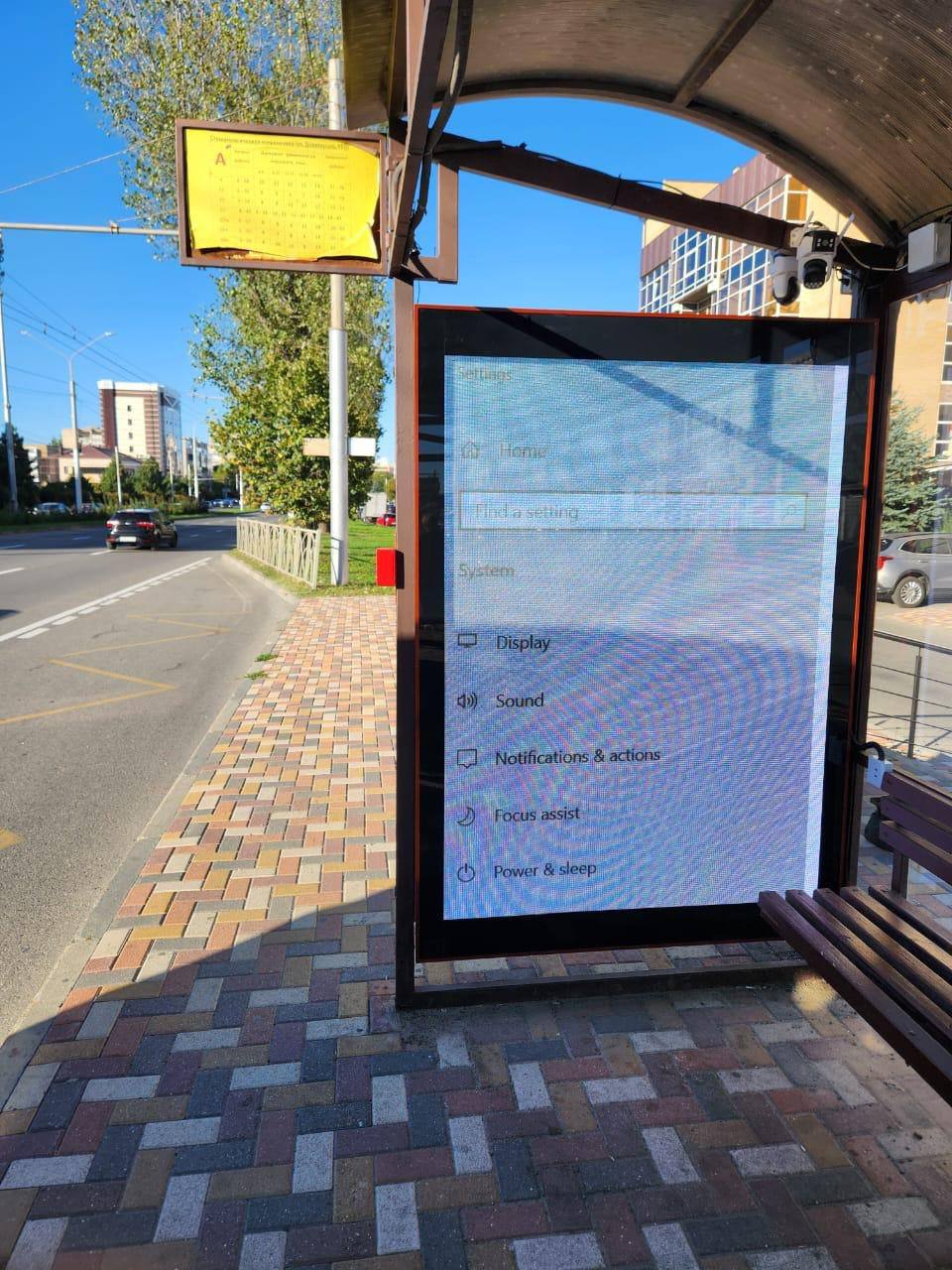 В Ставрополе появились «умные» остановки
В городе начали устанавливать современные павильоны с тревожными кнопками «112», USB-разъёмами для зарядки, экранами и камерами наблюдения | Сетка — социальная сеть от hh.ru