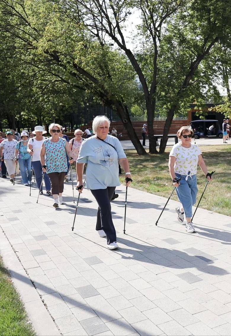 🚶Всемирный день ходьбы в парках Москвы
5 октября 10:00
За один день вы пройдете три километра, примете участие в мастер-классе по цигуну, выпьете ароматного чая и насладитесь концертом
Палки можно взя... | Сетка — социальная сеть от hh.ru