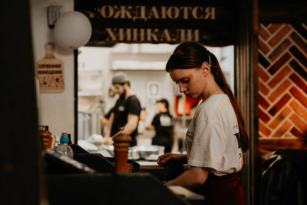 📍Мы в самом сердце Москвы
Кого ищем:
🤵‍♂️ Официантов — выход 2500 + % от кассы + личные чаевые.
🦾 Ранеров — выход 3700+чаевые.
🥰 Бармен — выход 3700+чаевые.
👨‍🍳 Поваров-хинкальщик — выход 4900 | Сетка — социальная сеть от hh.ru