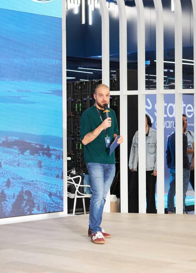 🖇 Венчурный фонд Хайв наградил финалиста премии Startech | Сетка — социальная сеть от hh.ru