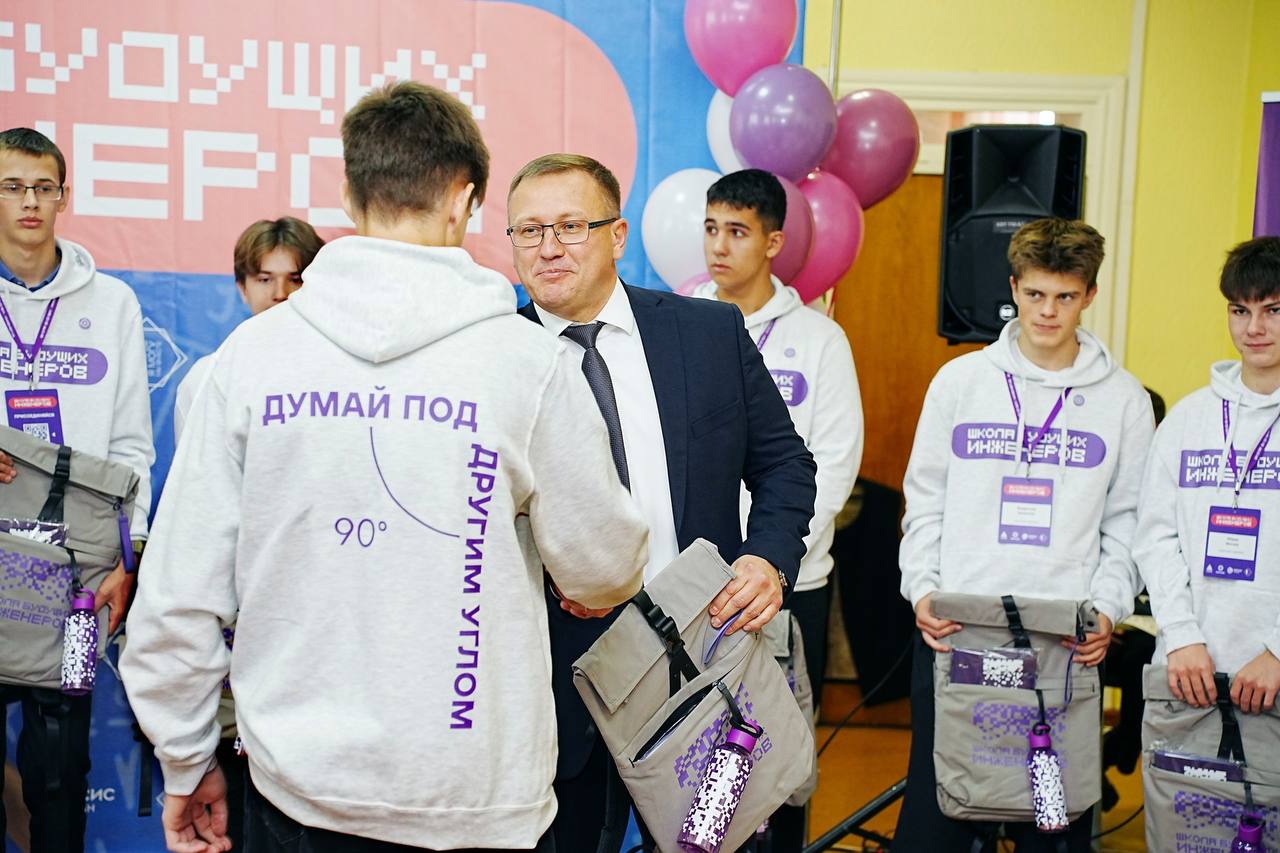 ⚡Открыли Школу будущих инженеров в Губкине!
💪Первые 24 школьника начали обучение в инженерном классе. Ребята смогут получить углубленную подготовку к сдаче ЕГЭ и поступлению в МИСИС | Сетка — социальная сеть от hh.ru
