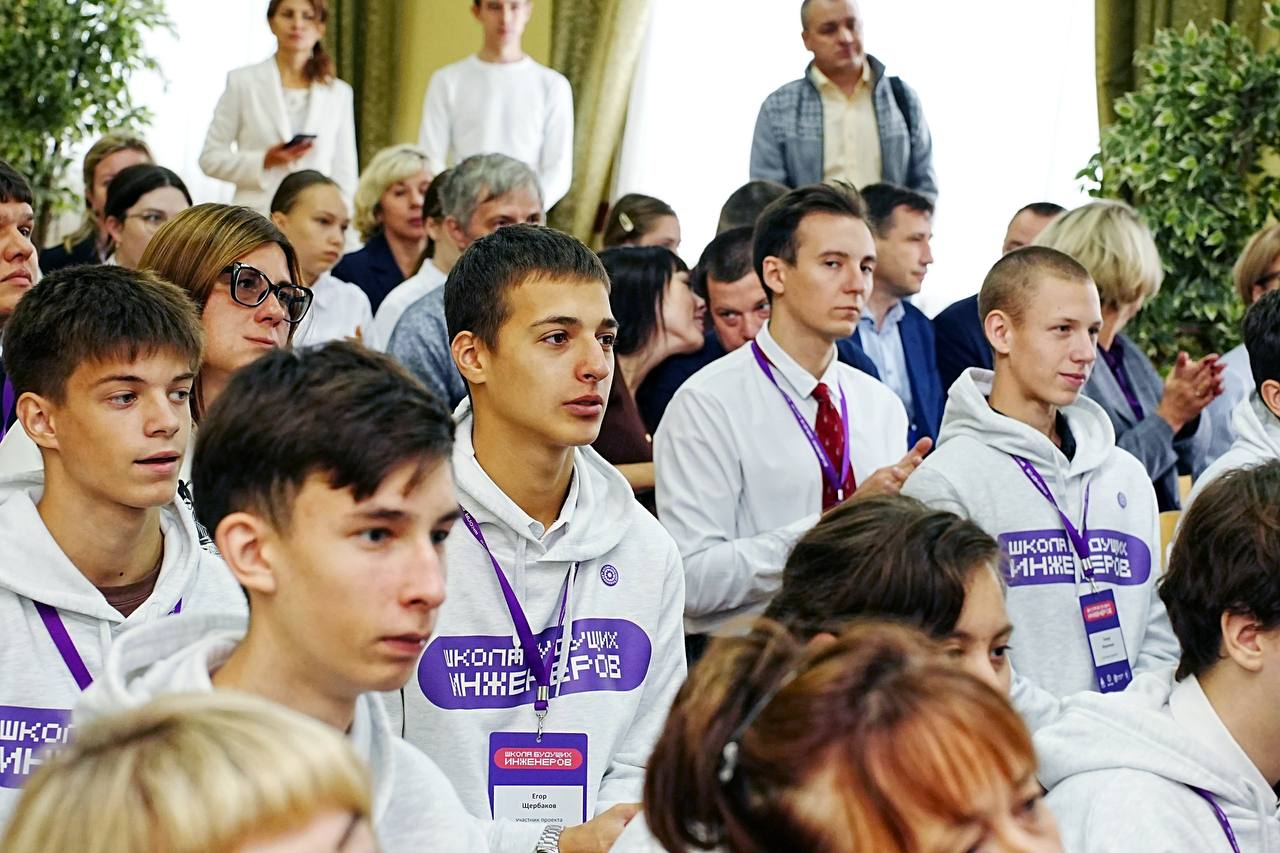 ⚡Открыли Школу будущих инженеров в Губкине!
💪Первые 24 школьника начали обучение в инженерном классе. Ребята смогут получить углубленную подготовку к сдаче ЕГЭ и поступлению в МИСИС | Сетка — социальная сеть от hh.ru