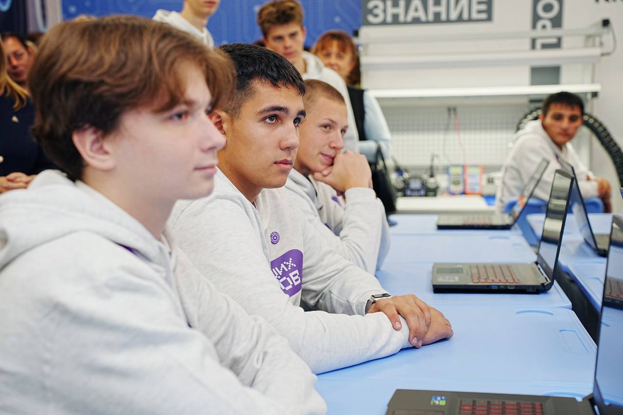 ⚡Открыли Школу будущих инженеров в Губкине!
💪Первые 24 школьника начали обучение в инженерном классе. Ребята смогут получить углубленную подготовку к сдаче ЕГЭ и поступлению в МИСИС | Сетка — социальная сеть от hh.ru