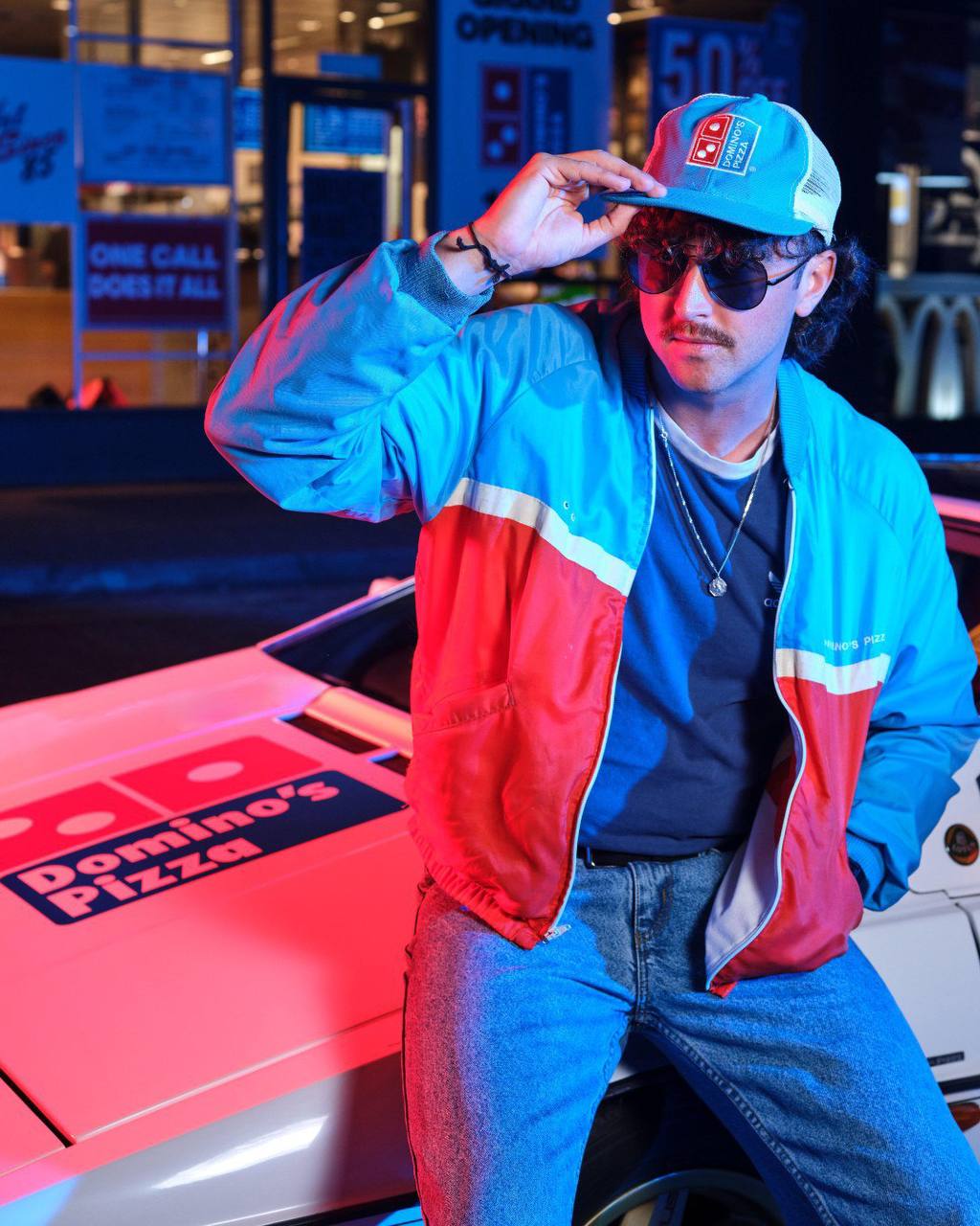 О, Dominos исполнилось аж 40 лет и по такому поводу бренд совершил камбэк в 1985-е и дропнул лимитированную линейку фирменного шмота, куда вошли кепка, носки, поло и ретро-бомбер.
Выглядит стильно 🤓 | Сетка — социальная сеть от hh.ru