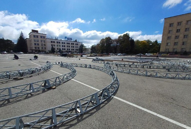 В Ставрополе на площади Ленина монтируют каток
На главной площади краевой столицы начали установку зимнего катка | Сетка — социальная сеть от hh.ru