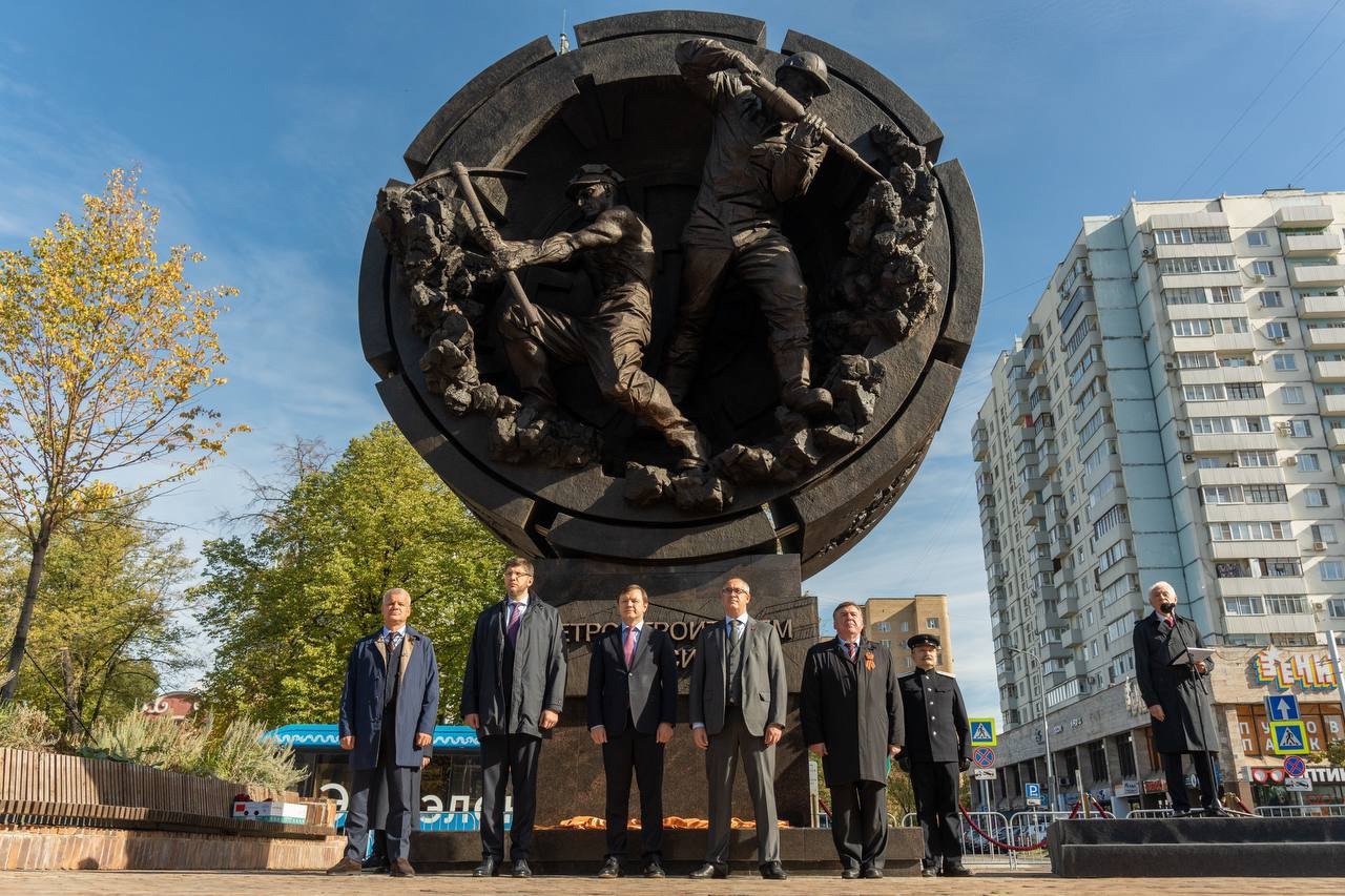 В Москве открыт монумент «Метростроителям России»
Монумент открыт в сквере Московского Метро на Сокольнической площади | Сетка — социальная сеть от hh.ru