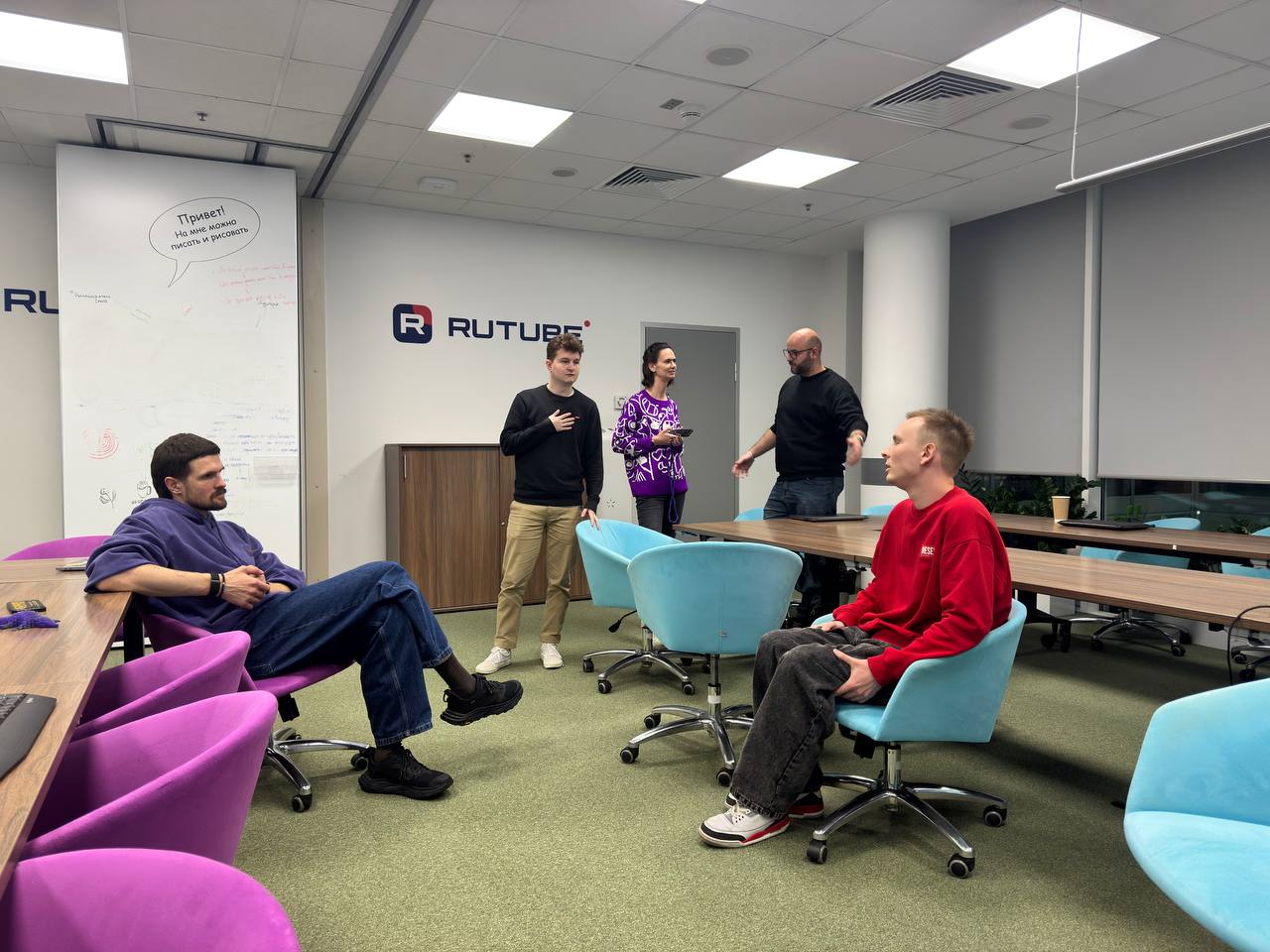 Провели еще один внутренний митап по фронтенду. Не смотря на все преграды и отобранный лекторий, который мы заранее бронировали, все получилось и получилось хорошо | Сетка — социальная сеть от hh.ru