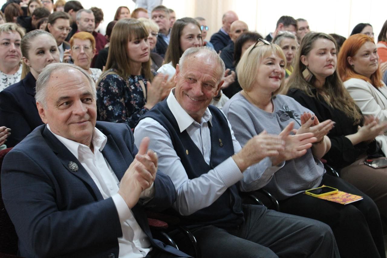 85 лет профессионализма — 85 лет СПО! 🎉
Вчера в стенах Новосибирского колледжа пищевой промышленности и переработки царила по-настоящему праздничная атмосфера! «Сибирский Гурман» не остался в стороне ... | Сетка — социальная сеть от hh.ru