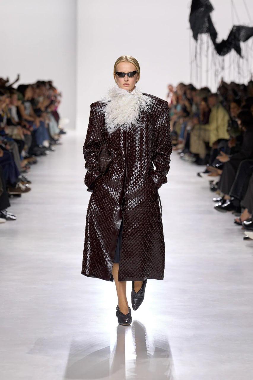 Bottega Veneta
Прошел дебютный показ Луизы Троттер на посту креативного директора Bottega Veneta – бренда, который строит ДНК на плетении intrecciato. Помню свой первый кошелечек, ох как я его любила | Сетка — социальная сеть от hh.ru