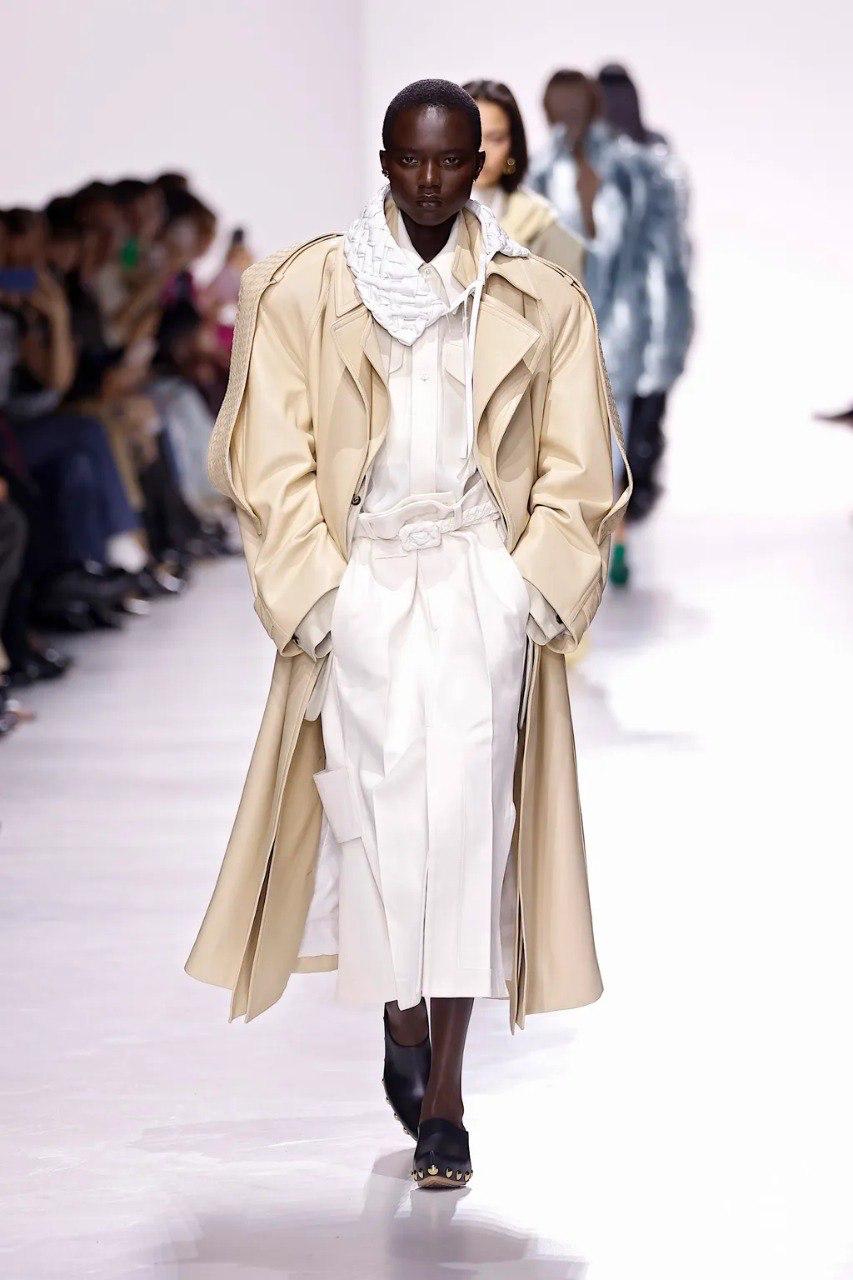 Bottega Veneta
Прошел дебютный показ Луизы Троттер на посту креативного директора Bottega Veneta – бренда, который строит ДНК на плетении intrecciato. Помню свой первый кошелечек, ох как я его любила | Сетка — социальная сеть от hh.ru