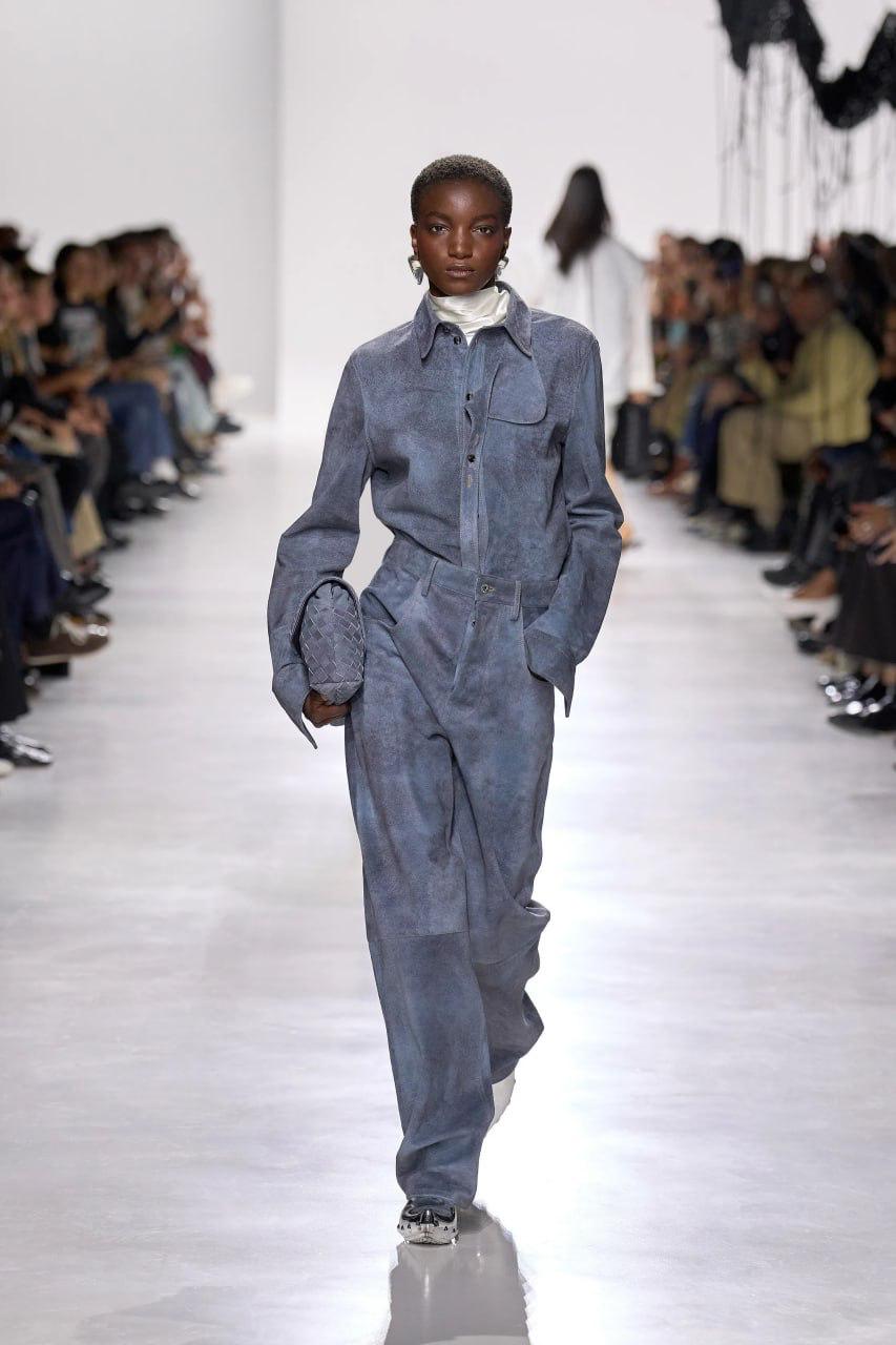 Bottega Veneta
Прошел дебютный показ Луизы Троттер на посту креативного директора Bottega Veneta – бренда, который строит ДНК на плетении intrecciato. Помню свой первый кошелечек, ох как я его любила | Сетка — социальная сеть от hh.ru