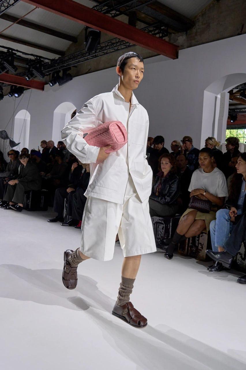 Bottega Veneta
Прошел дебютный показ Луизы Троттер на посту креативного директора Bottega Veneta – бренда, который строит ДНК на плетении intrecciato. Помню свой первый кошелечек, ох как я его любила | Сетка — социальная сеть от hh.ru