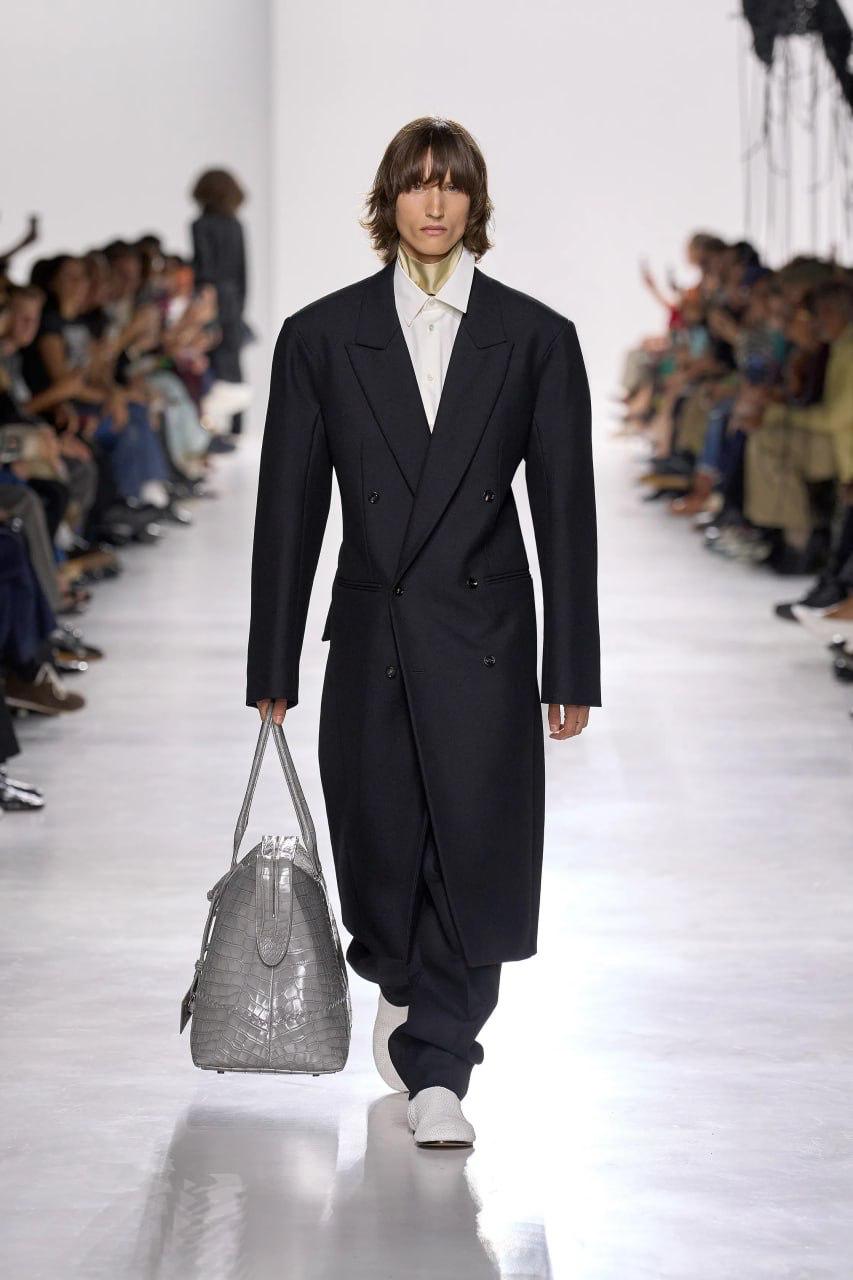 Bottega Veneta
Прошел дебютный показ Луизы Троттер на посту креативного директора Bottega Veneta – бренда, который строит ДНК на плетении intrecciato. Помню свой первый кошелечек, ох как я его любила | Сетка — социальная сеть от hh.ru