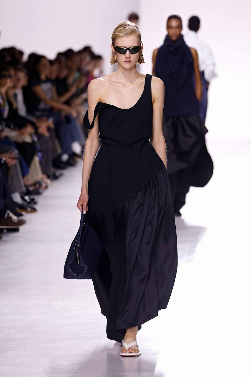 Bottega Veneta
Прошел дебютный показ Луизы Троттер на посту креативного директора Bottega Veneta – бренда, который строит ДНК на плетении intrecciato. Помню свой первый кошелечек, ох как я его любила | Сетка — социальная сеть от hh.ru