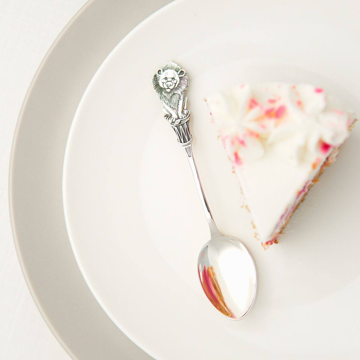 #ГастроФилософия
Еда — это машина времени
Один вкус может вернуть в детство.
Другой — в отпуск на море.
Третий — к бабушкиному дому.
💬 Ресторан — это не только кухня. Это портал в память | Сетка — социальная сеть от hh.ru