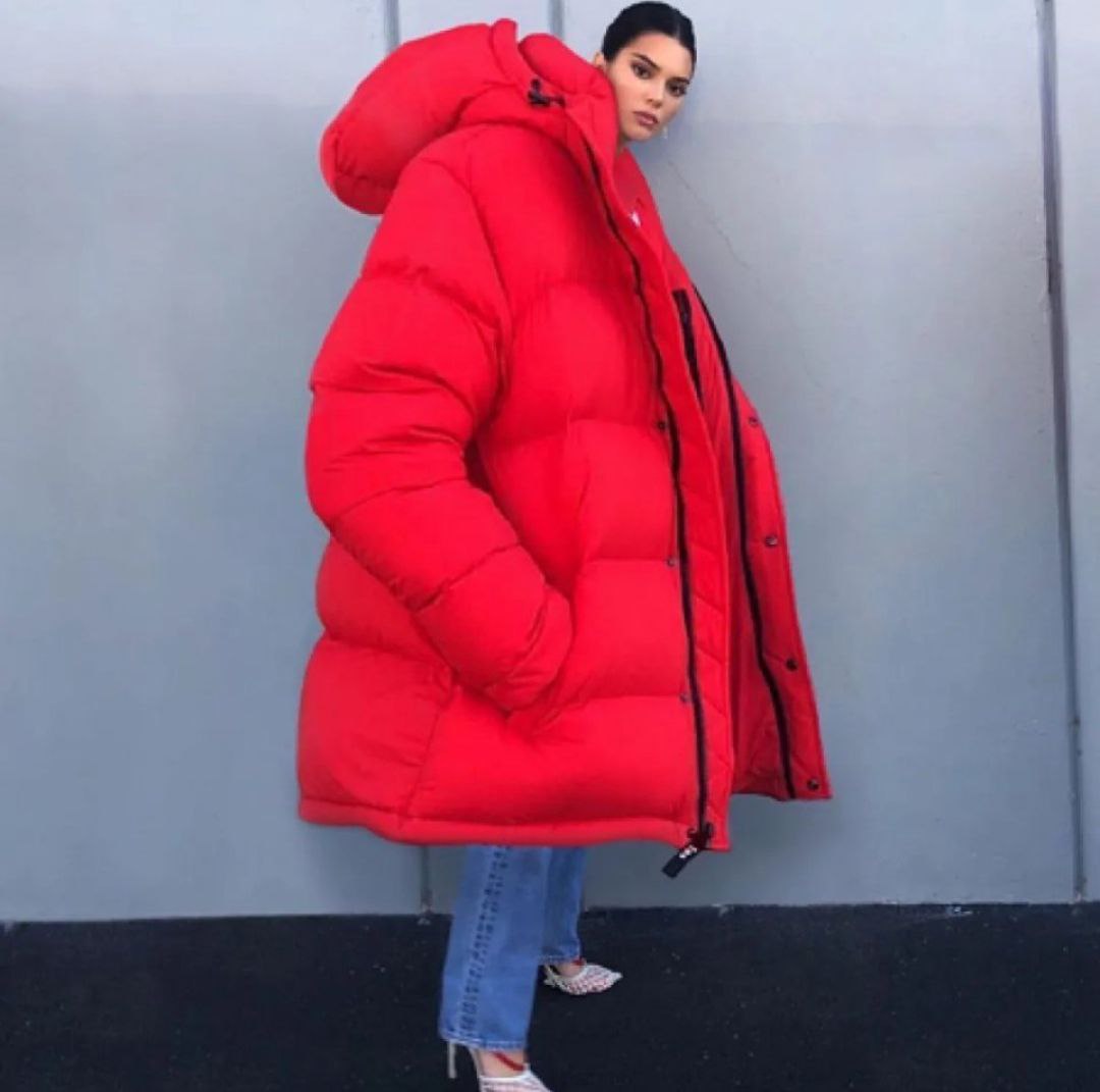 А что ты понимаешь в оверсайз? 😂😂😂
Дизайнеры одежды любят создавать что нибудь несуразное, гипертрофированное, чтобы удивить зрителей на своём модном показе, но видеть этот тренд на городских улицах э... | Сетка — социальная сеть от hh.ru
