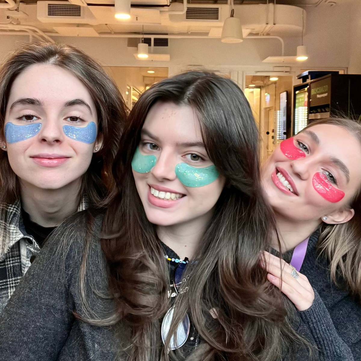 Эту неделю в СМ мы посвятили заботе о себе и друг друге ❤️
➡️ делали маски для лица и клеили патчи для глаз
➡️ получали добрые предсказания от печенек 
➡️ смотрели вебинары от сервиса «Ясно», где узна... | Сетка — социальная сеть от hh.ru