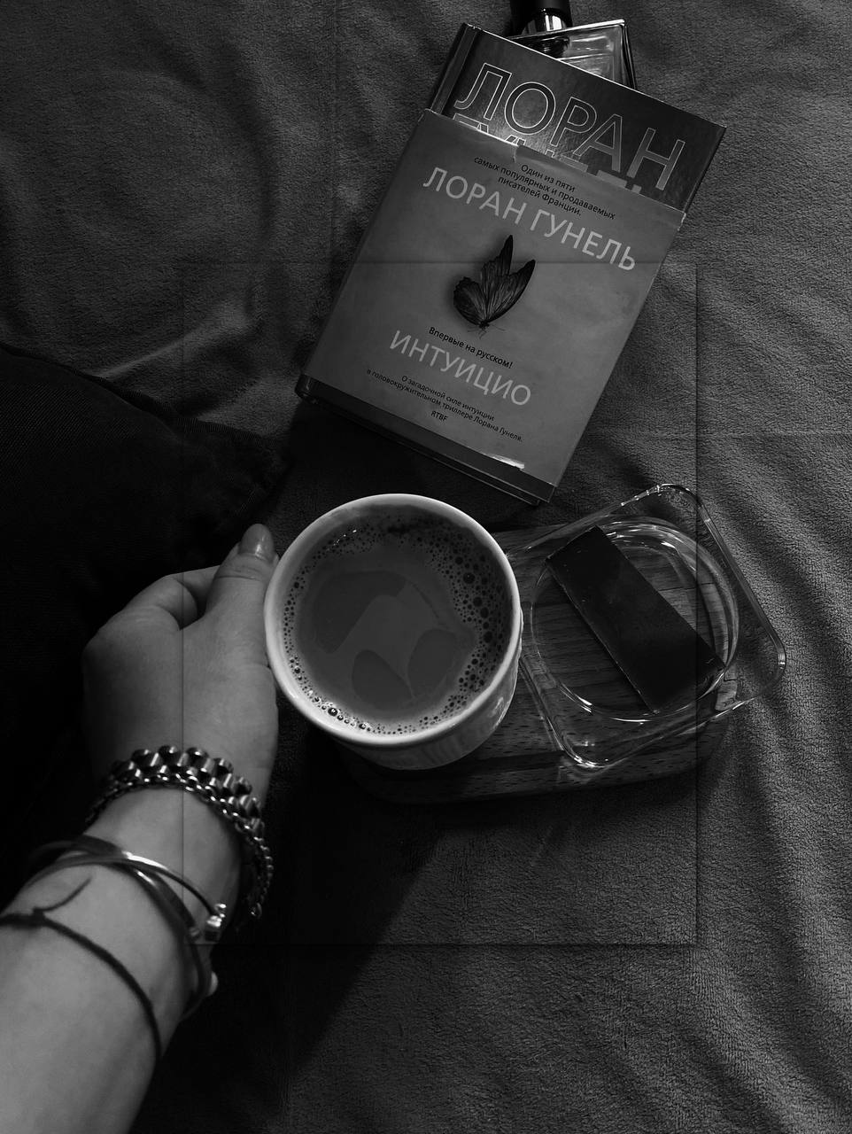 Осень, влюбленность, «Интуицио»… или почему мы ищем себя в чужих историях
В минуты счастья и в минуты размышлений книга — верная... тишина. Время наедине, но не в одиночестве | Сетка — социальная сеть от hh.ru