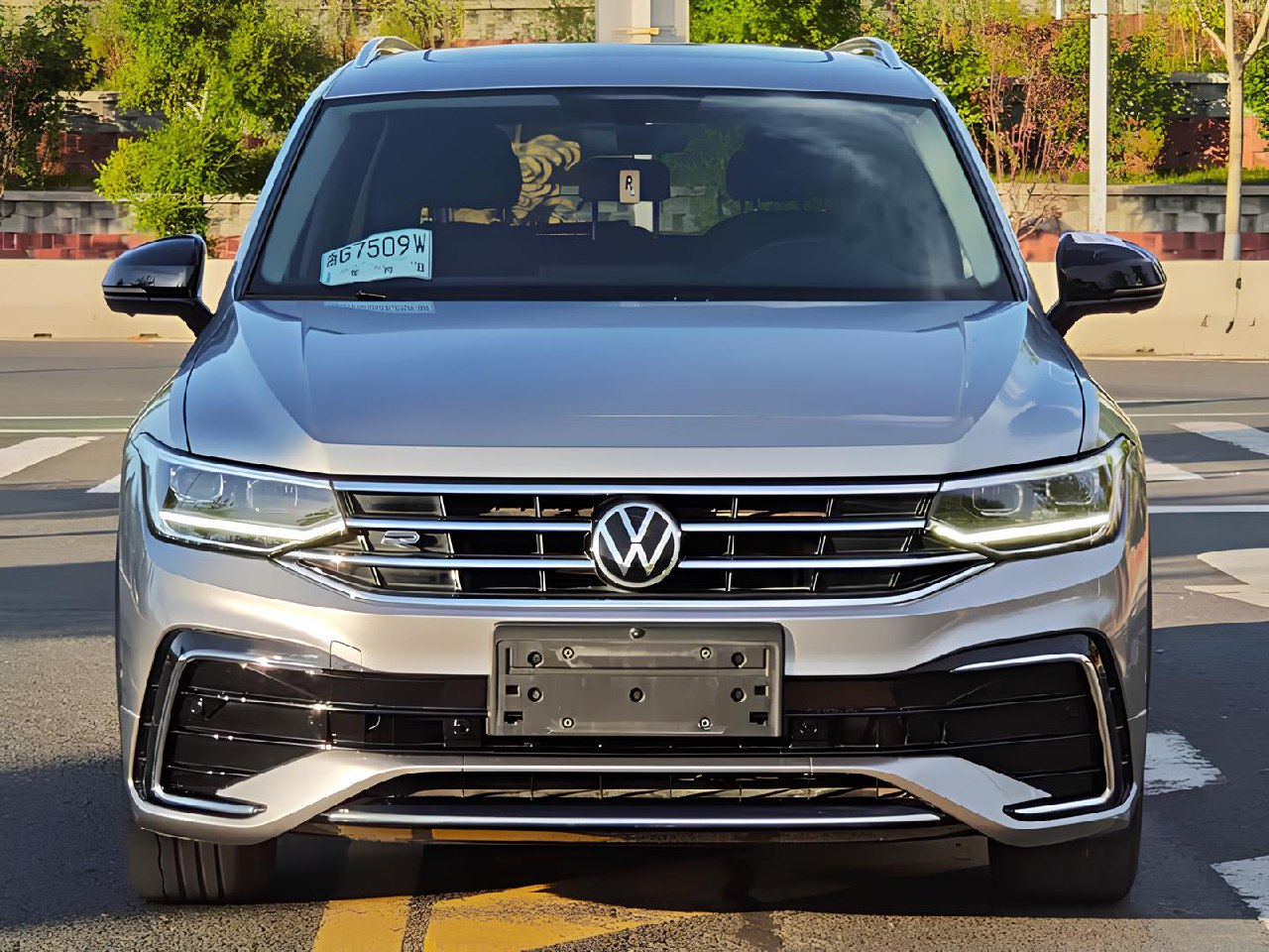 🚘Volkswagen Tiguan L R-Line
Тот самый «средний класс», который выглядит так, будто взял ипотеку не на 30 лет, а на 3 года
📅 2021 Сентябрь
⏱ 45109 км
⛽️ Бензин 2.0 л (186 л.с | Сетка — социальная сеть от hh.ru