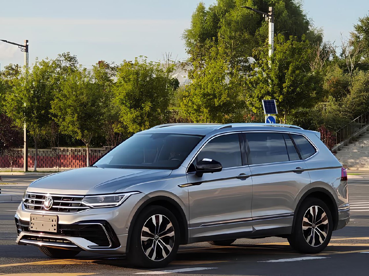 🚘Volkswagen Tiguan L R-Line
Тот самый «средний класс», который выглядит так, будто взял ипотеку не на 30 лет, а на 3 года
📅 2021 Сентябрь
⏱ 45109 км
⛽️ Бензин 2.0 л (186 л.с | Сетка — социальная сеть от hh.ru
