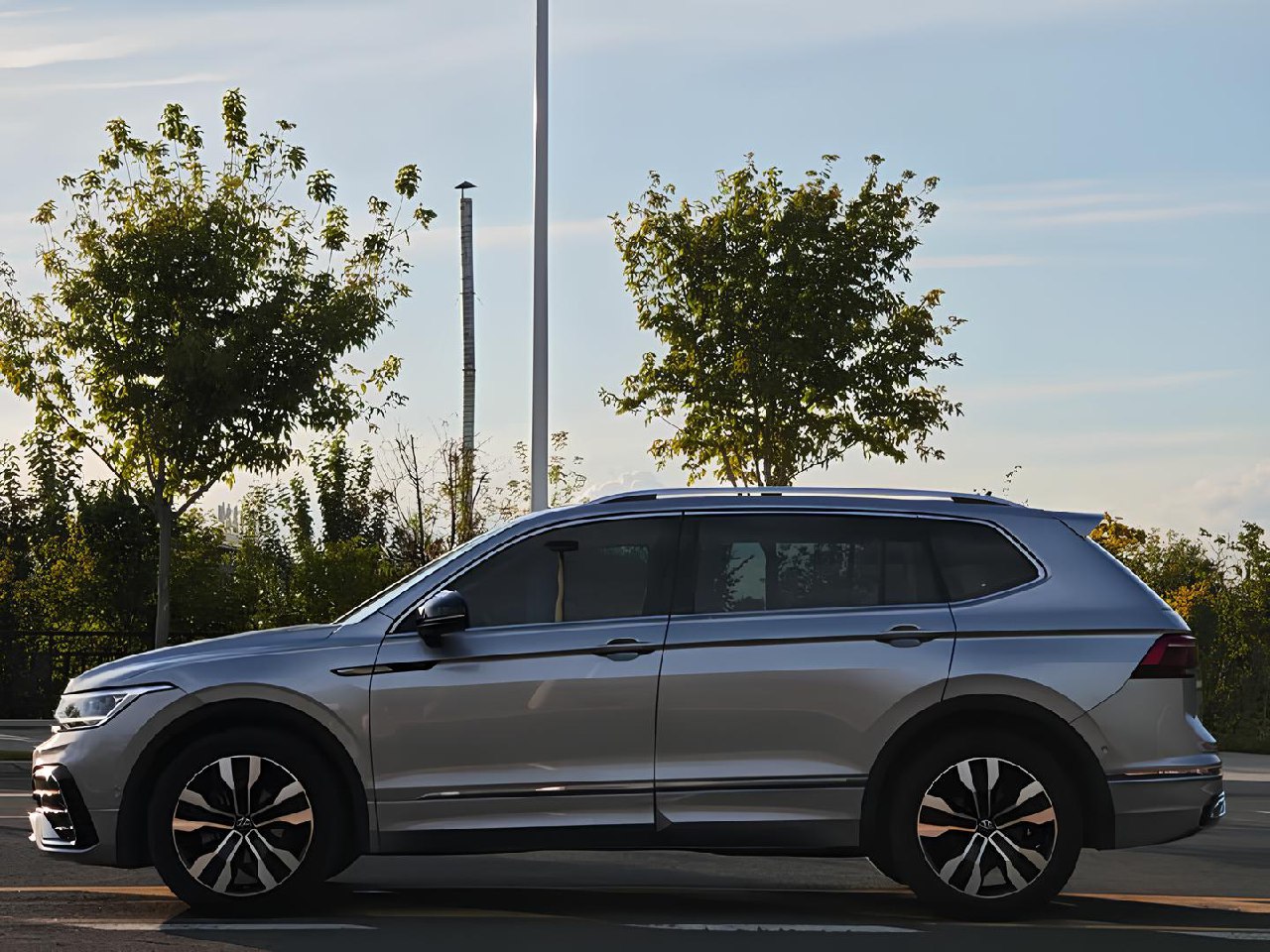 🚘Volkswagen Tiguan L R-Line
Тот самый «средний класс», который выглядит так, будто взял ипотеку не на 30 лет, а на 3 года
📅 2021 Сентябрь
⏱ 45109 км
⛽️ Бензин 2.0 л (186 л.с | Сетка — социальная сеть от hh.ru