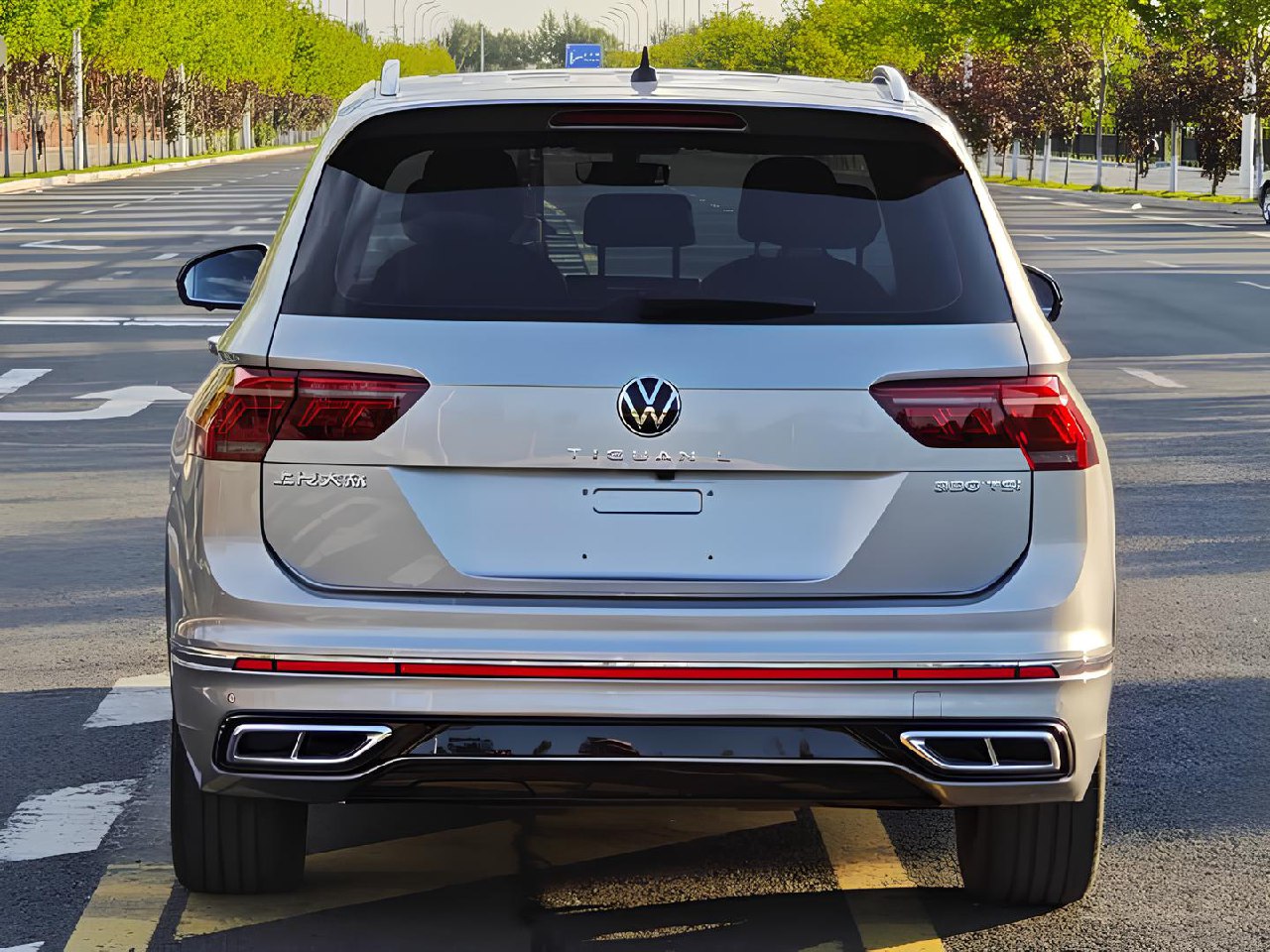 🚘Volkswagen Tiguan L R-Line
Тот самый «средний класс», который выглядит так, будто взял ипотеку не на 30 лет, а на 3 года
📅 2021 Сентябрь
⏱ 45109 км
⛽️ Бензин 2.0 л (186 л.с | Сетка — социальная сеть от hh.ru