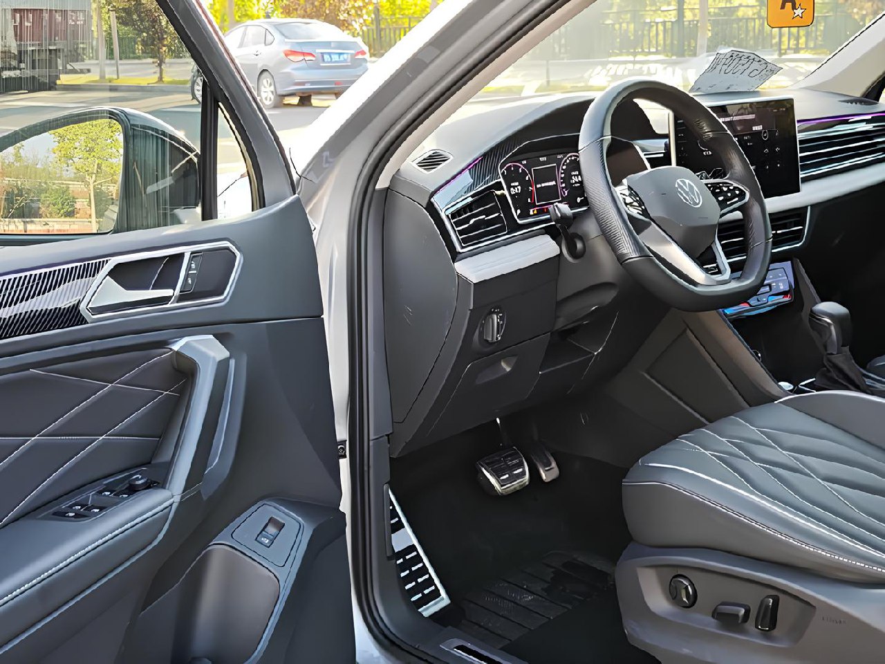 🚘Volkswagen Tiguan L R-Line
Тот самый «средний класс», который выглядит так, будто взял ипотеку не на 30 лет, а на 3 года
📅 2021 Сентябрь
⏱ 45109 км
⛽️ Бензин 2.0 л (186 л.с | Сетка — социальная сеть от hh.ru