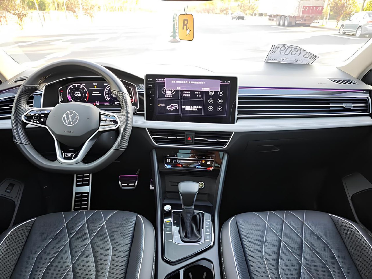 🚘Volkswagen Tiguan L R-Line
Тот самый «средний класс», который выглядит так, будто взял ипотеку не на 30 лет, а на 3 года
📅 2021 Сентябрь
⏱ 45109 км
⛽️ Бензин 2.0 л (186 л.с | Сетка — социальная сеть от hh.ru