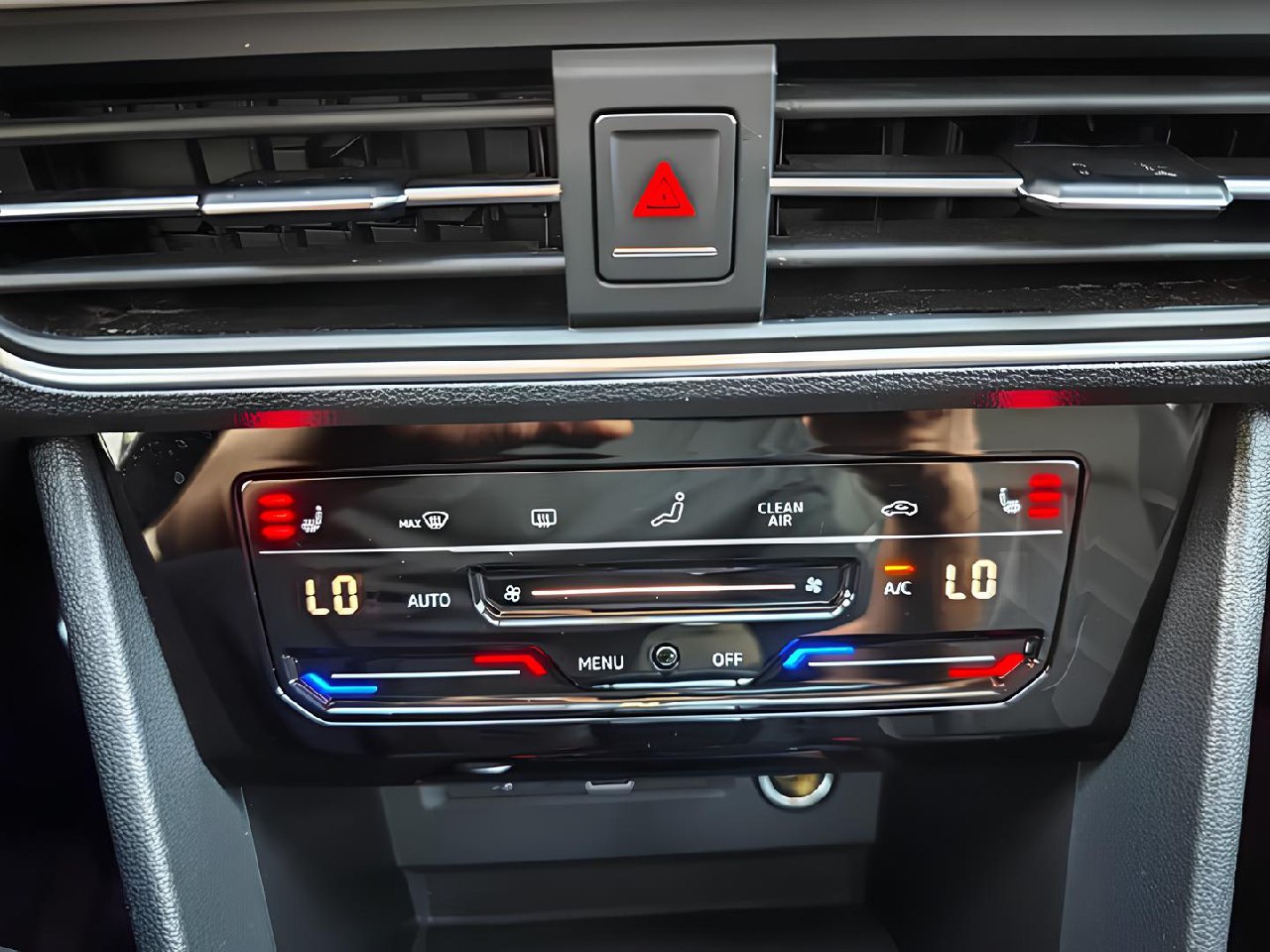 🚘Volkswagen Tiguan L R-Line
Тот самый «средний класс», который выглядит так, будто взял ипотеку не на 30 лет, а на 3 года
📅 2021 Сентябрь
⏱ 45109 км
⛽️ Бензин 2.0 л (186 л.с | Сетка — социальная сеть от hh.ru