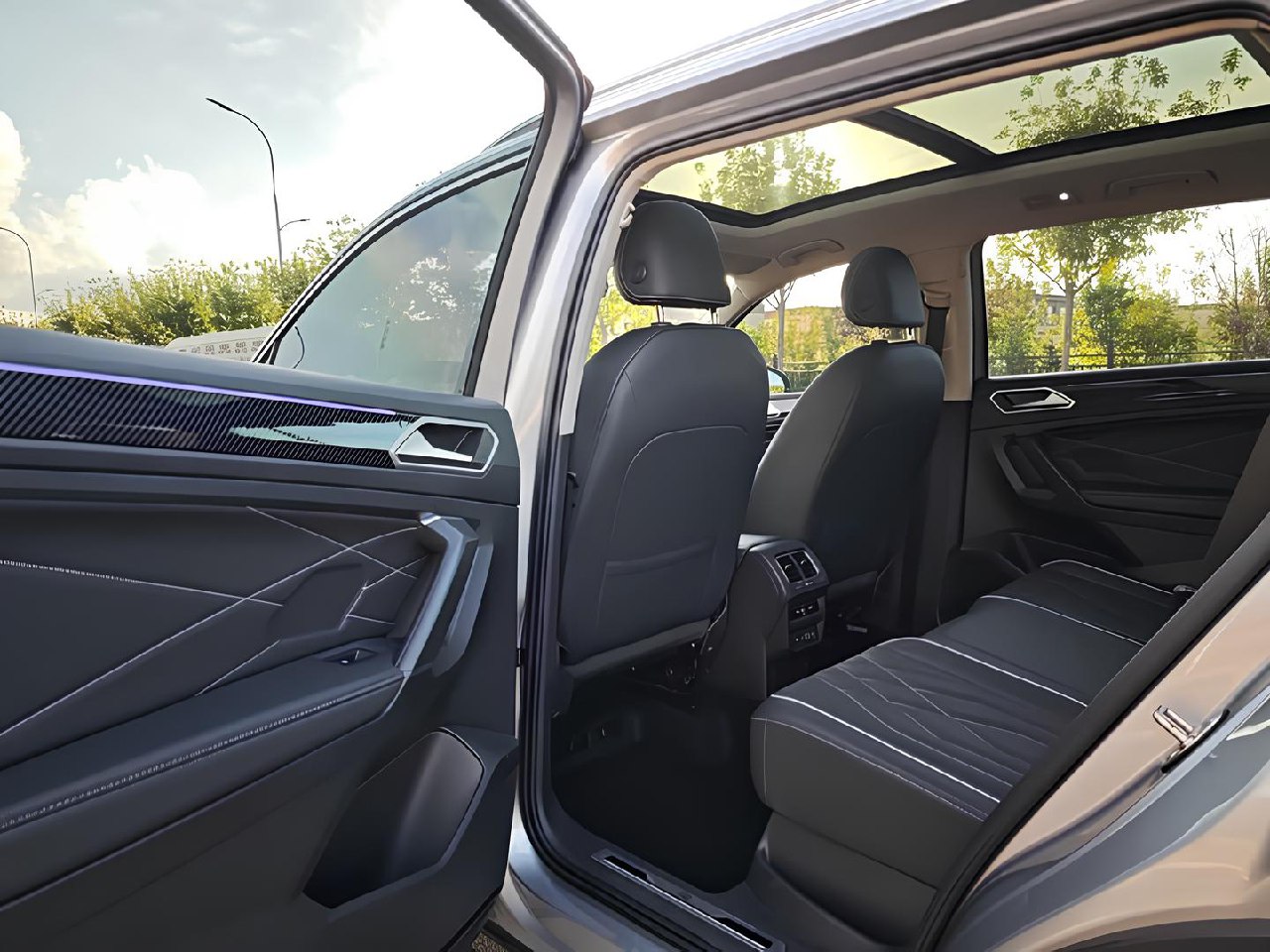 🚘Volkswagen Tiguan L R-Line
Тот самый «средний класс», который выглядит так, будто взял ипотеку не на 30 лет, а на 3 года
📅 2021 Сентябрь
⏱ 45109 км
⛽️ Бензин 2.0 л (186 л.с | Сетка — социальная сеть от hh.ru